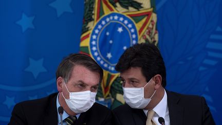 Le président du Brésil Jair Bolsonaro (gauche) et son ministre de la Santé&nbsp;Luiz Henrique Mandetta&nbsp;(droite), le 18 mars 2020. Avant le limogeage de ce dernier le 16 avril. (JOEDSON ALVES / EFE)