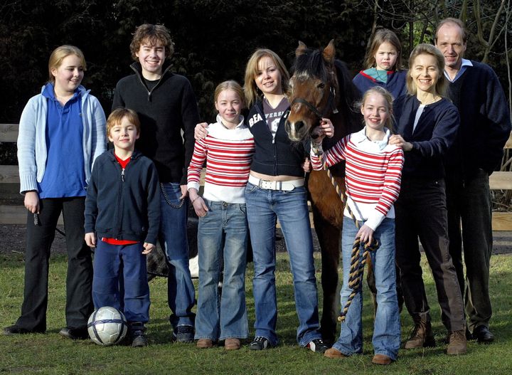 Ursula von der Leyen prend la pose avec sa famille, le 9 janvier 2005 à Hanovre (Allemagne). (JOCHEN LUEBKE / DDP / AFP)