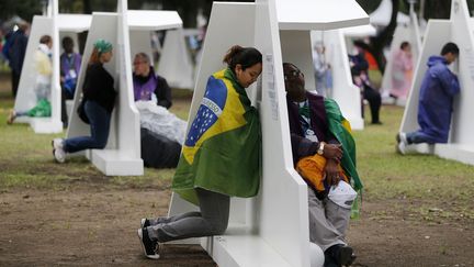 Des participants aux Journ&eacute;es mondiales de la jeunesse se confessent dans le parc&nbsp;Quinta da Boa Vista, &agrave; Rio de Janeiro (Br&eacute;sil), le 24 juillet 2013. (SERGIO MORAES / REUTERS)