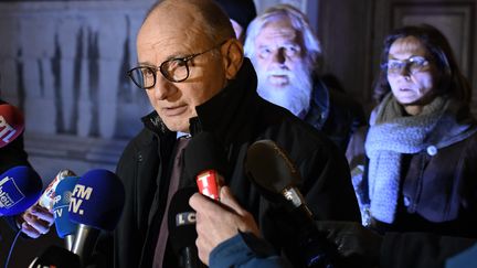 Maître Bernard Boulloud, avocat de familles de disparus, le 12 avril 2017 à Chambéry. (JEAN-PHILIPPE KSIAZEK / AFP)