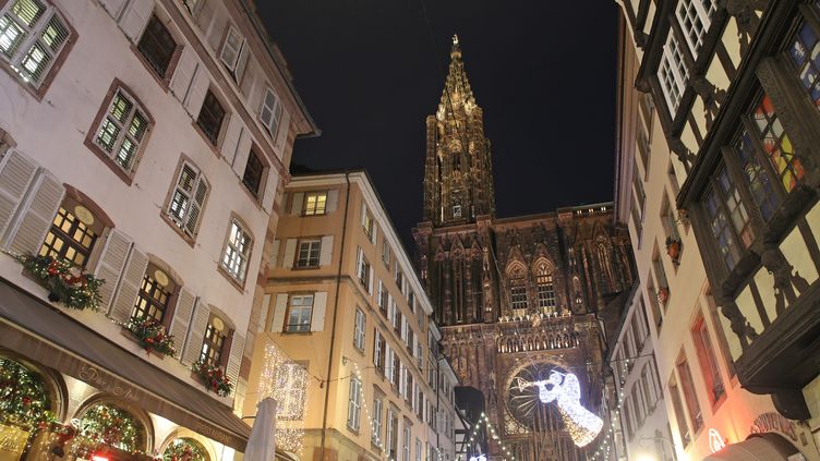 Straßburger Münster während des Weihnachtsmarktes 2019 (JEAN-MARC LOOS / MAXPPP)