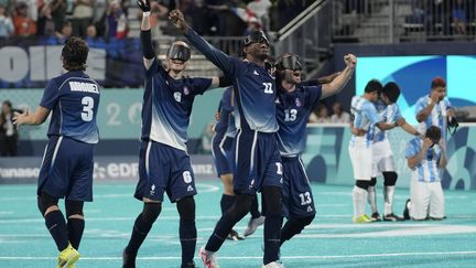 Les Bleus du cécifoot célébrant leur victoire en finale des Jeux paralympiques de Paris contre l'Argentine, le 7 septembre 2024 au stade Tour Eiffel. (CHRISTOPHE ENA / SIPA)