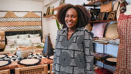 Le style de Kigali "sort du lot sans être tape-à-l’œil", résume un entrepreneur venu au Rwanda pour développer des projets dans les nouvelles technologies. C’est "moderne, ethnique et enraciné dans l'identité de notre pays", ajoute Joselyne Umutoniwase, fondatrice de Rwanda Clothing, une petite maison de couture dont l'essentiel des créations est sur-mesure et qui intègre dans ses vêtements des éléments de l'héritage culturel rwandais.
&nbsp;
 (SIMON MAINA / AFP)