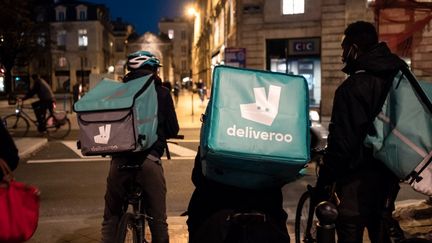 Des livreurs Deliveroo à Bordeaux, le 18 novembre 2020. (VALENTINO BELLONI / HANS LUCAS)