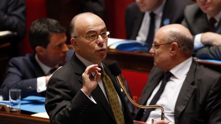 Devant les députés Cazeneuve ironise sur sa petite taille et celle du député à Eric Ciotti