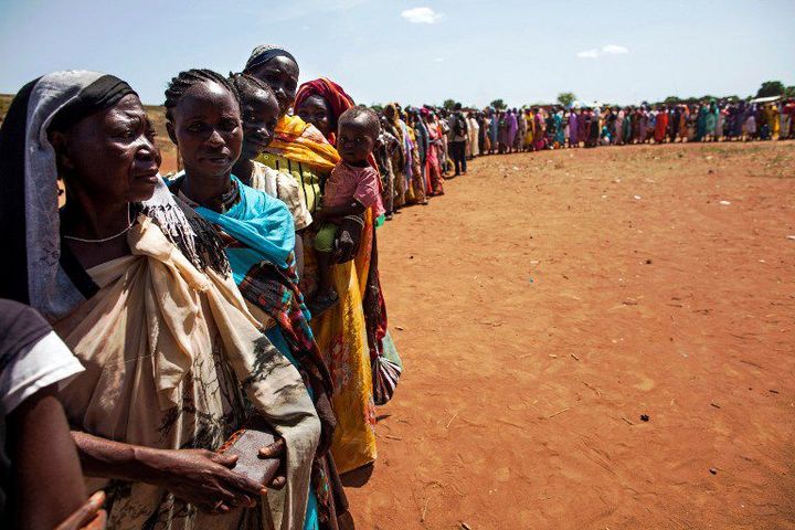 11 mai 2016. Déplacés internes s'enregistrant dans la ville de Wau, au Soudan du Sud, auprès du Programme alimentaire mondial (PAM) et de l'Organisation internationale pour les migrations (OIM).  (ALBERT GONZALEZ FARRAN / AFP)