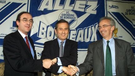 Jean-Didier Lange (à droite) en compagnie de Jean-Louis Triaud (à gauche) et de Jean Drucker (au centre) lors du rachat du club des Girondins par le groupe M6, le 26 avril 1999. (FRANCOIS GUILLOT / AFP)