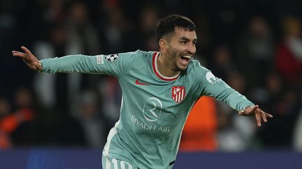 Le joueur de l'Atlético de Madrid Angel Correa célèbre son but face au PSG, le 6 novembre 2024. (FRANCK FIFE / AFP)