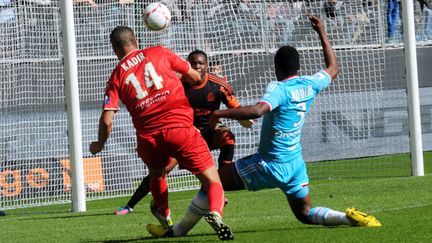 Steve Mandanda et Nicolas Nkoulou pris en défaut par le Valenciennois Foued Kadir (FRANCOIS LO PRESTI / AFP)