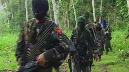 Rebelles du groupe islamiste philippin Abou Sayyaf en février 2006 (extrait d'une vidéo) ( REUTERS/Philippine National Red Cross via Reuters TV )