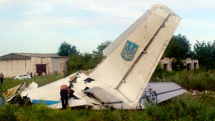 Des d&eacute;bris de l'avion ukrainien, le 14 juillet, dans le village de Davido-Nikolsk (Ukraine). (STEPHANE ORJOLLET / AFP)