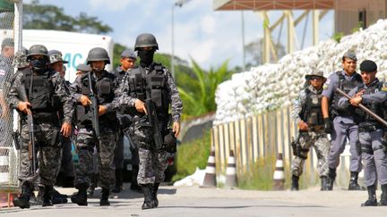 La police contrôle l'accès à une prison de Manaus, le 26 mai 2019, au Brésil. (REUTERS)