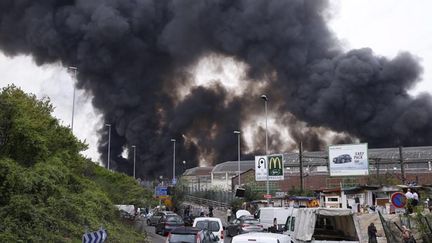 &nbsp; (L'incendie qui provoque une épaisse colonne de fumée noire est visible à des kilomètres à la ronde entre Roissy et Paris © Maxppp)