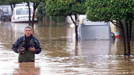 Le 18 janvier 2014 dans le quartier de l'Oratoire, &agrave; Hy&egrave;res, o&ugrave; la mont&eacute;e des eaux du&nbsp;Gapeau a provoqu&eacute; d'importantes inondations. (GEORGES GOBET / AFP)