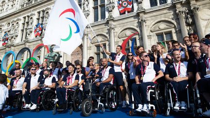 Les athlètes de l'équipe de France devant l'Hôtel de ville de Paris à leur retour des Jeux paralympiques de Tokyo, le 6 septembre 2021. (RAPHAEL LAFARGUE)