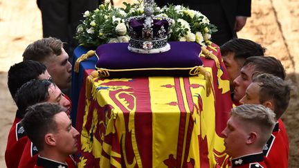 Le cercueil de la reine Elizabeth II à son arrivée au palais de Westminster, à Londres (Royaume-Uni), le 14 septembre 2022. (BEN STANSALL / AFP)