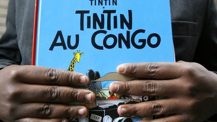 Bienvenu Mbutu Mondondo tient un album de "Tintin au Congo", le 7 ao&ucirc;t 2007, &agrave; Bruxelles (Belgique). (SEBASTIEN PIRLET / BELGA MAG / BELGA / AFP)