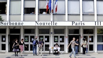 Des étudiants quittent l'université de Paris III (Censier-Sorbonne Nouvelle), le 25 mai 2009 à Paris (AFP / Stéphane de Sakutin)