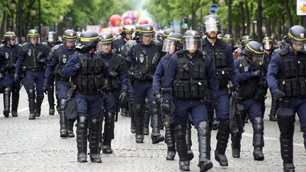 Des policiers anti-émeute le 17 mai 2016 à Paris, lors d'une manifestation contre la loi Travail. (CITIZENSIDE/PATRICE PIERROT / AFP)