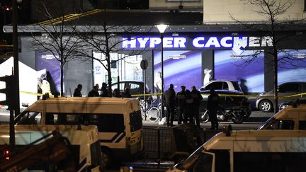 La police scientifique travaille devant le supermarché Hyper Cacher, le 9 janvier 2015, près de la Porte de Vincennes, dans l'est de Paris. (ERIC FEFERBERG / AFP)