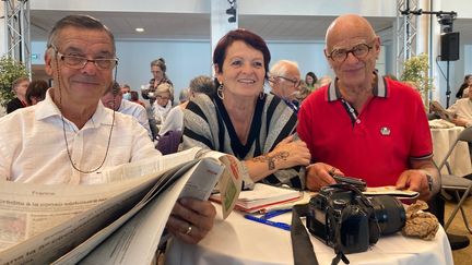 Patrick et Mary-France Gaultier, et Jean-Michel Gay, festivaliers accrocs au Café Littéraire, surnommés les "étonnants spectateurs", le 3 juin 2022 (Laurence Houot / FRANCEINFO CULTURE)