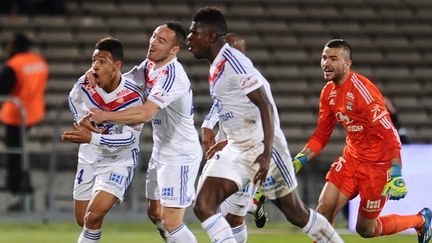 En cas de victoire face à Plzen puis Monaco ce week-end, Lyon pourrait bien vivre une fin de saison plus palpitante que prévu.  (NICOLAS TUCAT / AFP)