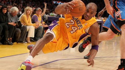 Le joueur des Los Angeles Lakers Kobe Bryant chute lors d'un match des Lakers, le 19 mai 2012, face &agrave; Oklahoma City, en play-offs de la NBA. (STEPHEN DUNN / GETTY IMAGES NORTH AMERICA)