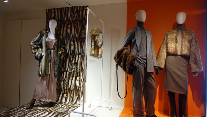 Expo "Margiela, les années Hermès" : à gauche manteau en fourrure synthétique ah 1990-1991 Margiela, à droite modèles Hermès ah 2001-2202
 (Corinne Jeammet)