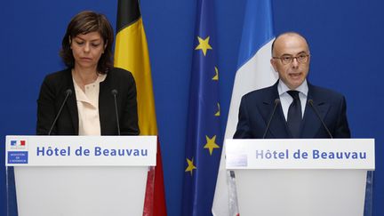 &nbsp; (Joëlle Milquet et Bernard Cazeneuve lors d'une conférence presse commune  © REUTERS/Benoit Tessier)