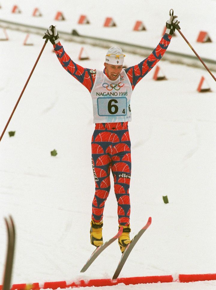 Fabrice Guy coupe la ligne lors du combiné nordique par équipe, à&nbsp;Hakuba, le 20 février 1998. (JACQUES DEMARTHON / AFP)