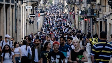 Des&nbsp;passants à Bordeaux (Gironde), le 25 juin 2021. (VALENTINO BELLONI / HANS LUCAS / AFP)