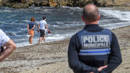 Un agent de la police municipale d'Argelès-sur-Mer&nbsp;(Pyrénées-Orientales)&nbsp;sur une plage&nbsp;de la commune, le 17 mai 2020. (CLEMENTZ MICHEL / MAXPPP)