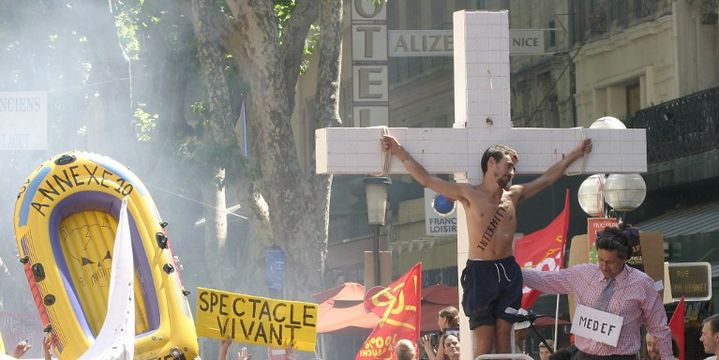 Les intermittents manifestent le 8 juillet 2003 à Avignon
 (PATRICK VALASSERIS / AFP)