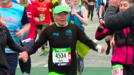 Marathon de Paris : Charly Bancarel, 93 ans, a terminé la course en héros (FRANCE 3)