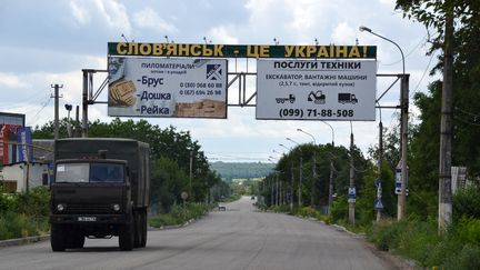 A la sortie de la ville de Sloviansk, dans l'est de l'Ukraine, des panneaux pour soutenir les forces armées ukrainiennes, le 14 juillet 2022 (VALENTIN DUNATE / RADIO FRANCE)