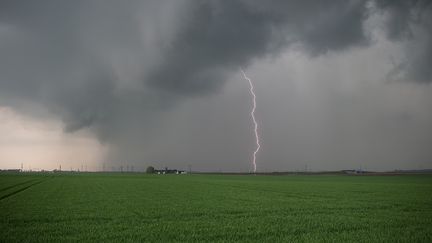 Un orage en France, en avril 2015. (Photo d'illustration) (XAVIER DELORME / AFP)