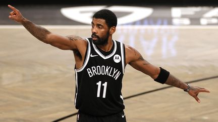 Kyrie Irving sur le parquet du Barclays Center lors d'un match contre les Atlanta Hawks, à Brooklyn, le 1er janvier 2020. (SARAH STIER / GETTY IMAGES NORTH AMERICA)