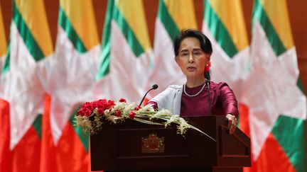 L'ancienne dirigeante de la Birmanie,&nbsp;Aung San Suu Kyi, donne un discours à&nbsp;Naypyidaw, le 19 septembre 2017. (YE AUNG THU / AFP)