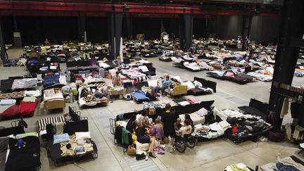 Un centre d'accueil pour les réfugiés ukrainiens, installé dans le hall d'exposition Global Expo de Varsovie, en Pologne, le 15 juillet 2022. (DAMIEN SIMONART / AFP)