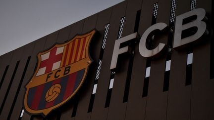 Le logo du FC Barcelone sur la façade du Camp Nou, le 5 août 2021. (PAU BARRENA / AFP)