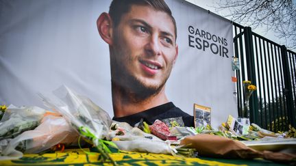 Un portrait d'Emiliano Sala a été affiché devant l'entrée de La Jonelière,&nbsp;le centre d'entraînement du FC Nantes, le 25 janvier 2019. (LOIC VENANCE / AFP)