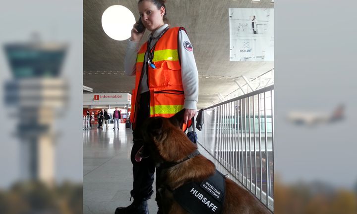 Ophélie, conductrice de chien détecteur d'explosifs à l'aéroport Roissy-Charles de Gaulle. (ELODIE GUEGUEN / RADIO FRANCE)