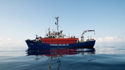 Le navire de l'ONG allemande Lifeline, avec plus de 230 migrants à bord, bloqué dans les eaux internationales au large de Malte, le 21 juin 2018. (HERMINE POSCHMANN / MISSION LIFELINE / AFP)