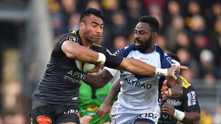 Victor Vito au duel avec Fulgence Ouedraogo lors du match entre le Stade Rochelais et Montpellier