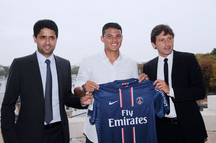 Thiago Silva lors de sa présentation à son arrivée au PSG avec Leonardo et Nasser Al-Khelaïfi