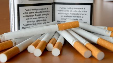 Tous les paquets de cigarettes augmenteront de 20 centimes &agrave; compter du 13 janvier 2013. (DENIS CHARLET / AFP)