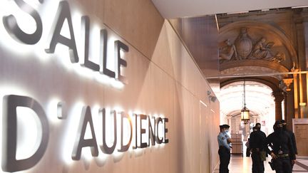 Les forces de sécurité patrouillent à l'extérieur de la salle d'audience où se déroule le procès des attentats du 13 novembre 2015 au Palais de Justice de Paris, le 8 septembre 2021. (ALAIN JOCARD / AFP)