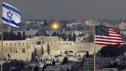 Les drapeaux israélien et américain flottent dans le ciel de Jérusalem, le 13 décembre 2017. (AHMAD GHARABLI / AFP)