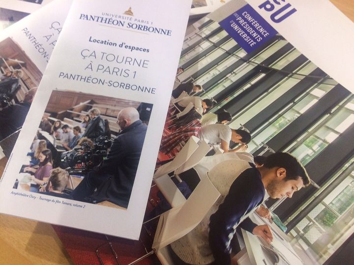 Une brochure faisant la promotion des tournages de cinéma à l'université Paris 1 Panthéon-Sorbonne, au salon du tournage, à Paris, le 22 janvier 2018. (MARGAUX STIVE / FRANCEINFO)