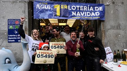 La loterie de Noël en Espagne est le plus populaire loto au monde, ici des gagnants de l'édition 2022. (OSCAR DEL POZO / AFP)